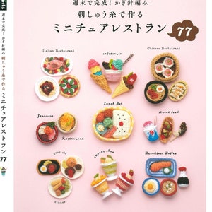 Puede incluir: Un fondo rosa con una variedad de alimentos en miniatura de ganchillo, que incluyen un restaurante japonés, una fiambrera, una tienda de dulces y un bufé de desayuno. El texto "Miniature Restaurant 77" está escrito en la esquina superior derecha de la imagen.
