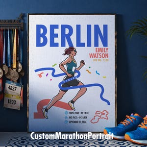 Könnte beinhalten: Ein gerahmtes Poster mit einer grafischen Illustration eines Läufers, der die Ziellinie überquert. Der Text lautet BERLIN, EMILY WATSON, BIB NO. 7538, FINISH TIME: 03:19:01, AVG PACE: 4:43 /KM und SEPTEMBER 27, 2026. Das Design enthält blaue und rote Akzente.