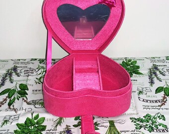 Large heart-shaped jewelry box. Alajero grande con forma de corazón.