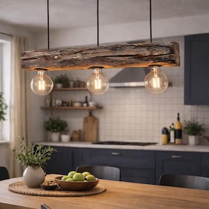 Könnte beinhalten: Eine lineare Pendelleuchte mit einem langen, dunkelbraunen, strukturierten Holzbalken, der an schwarzen Kabeln hängt. Drei klare, runde Glühbirnen im Edison-Stil mit sichtbaren Glühfäden hängen an der Unterseite des Holzbalkens.