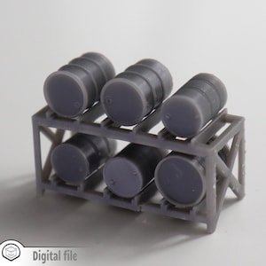 Puede incluir: Un modelo de plástico gris de un estante de almacenamiento de dos niveles con seis barriles grises en los estantes.