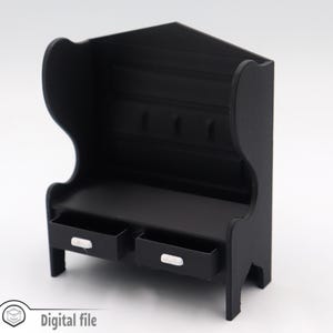 Può includere: Panca in legno nero con schienale e due cassetti. La panca ha uno scaffale sopra i cassetti e tre ganci sul retro.
