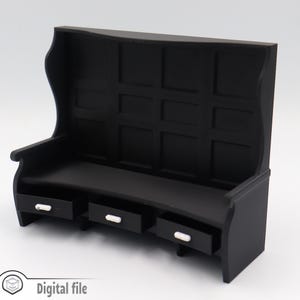 Può includere: Panca in legno nero con schienale alto e tre cassetti. La panca ha un design semplice e tradizionale.