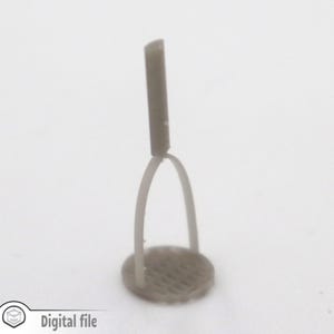 Peut inclure: Un écraseur à pommes de terre en plastique gris avec une base ronde et un long manche.