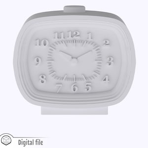 Puede incluir: Reloj despertador analógico blanco con una cara cuadrada y agujas negras. La esfera del reloj tiene números negros del 1 al 12 y marcas negras para los minutos.