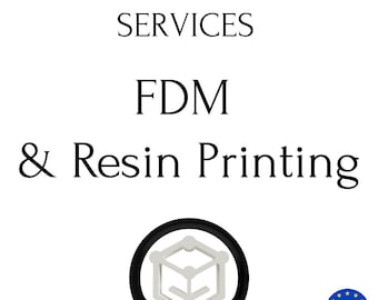 Könnte beinhalten: Individuelle 3D-Druckdienste mit FDM- und Harz-Druck. Das Logo zeigt einen weißen 3D-Würfel in einem schwarzen Kreis. Der Text "Made in EU" befindet sich in einem blauen Kreis mit Sternen.