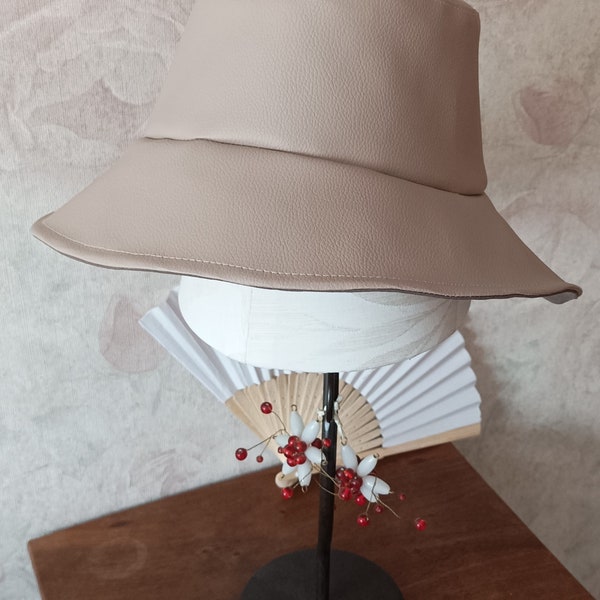 Chapeau de pluie en simili cuir beige