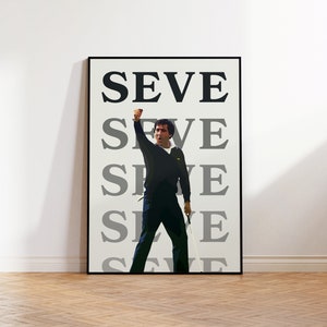 Puede incluir: Un póster en blanco y negro con una foto de un golfista levantando el puño en el aire. La palabra "SEVE" se repite cinco veces en texto negro y gris.