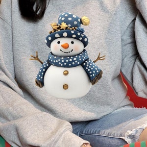 Kolorowy bałwanek bożonarodzeniowy PNG, Zimowy bałwanek Clipart, Coquette Blue Christmas Snowman Art, Uroczy świąteczny bałwanek Design, SVG, Cyfrowy