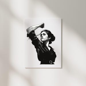 Könnte beinhalten: Schwarz-Weiß-Illustration einer Person mit erhobener Faust. Die Person trägt ein dunkles Hemd mit Gürtel. Das Porträt zeigt einen entschlossenen Ausdruck, der Stärke und Entschlossenheit vermittelt.