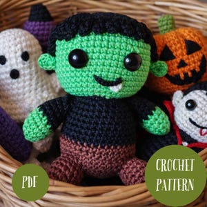 Pode incluir: Uma coleção de figuras de Halloween feitas à mão em crochê, incluindo um monstro de Frankenstein verde, uma abóbora, um fantasma e um vampiro. A figura de Frankenstein é o ponto focal, com cabelo preto, rosto verde e corpo preto e castanho. A imagem inclui o texto "PDF" e "CROCHET PATTERN".