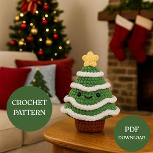 Könnte beinhalten: Ein grüner gehäkelter Weihnachtsbaum mit weißen Verzierungen und einem gelben Stern. Der Baum hat ein lächelndes Gesicht und steht auf einem braunen Sockel. Der Text "CROCHET PATTERN" und "PDF DOWNLOAD" ist ebenfalls enthalten.