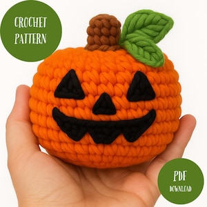 Puede incluir: Una calabaza naranja tejida a ganchillo con una cara negra, un tallo marrón y hojas verdes. La calabaza se sostiene en una mano. El texto de la imagen dice "CROCHET PATTERN" y "PDF DOWNLOAD".