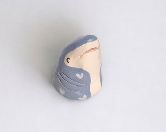 Salière et poivrière en céramique bébé requin, argile et tueur, cadeau pour elle, peint à la main, poterie, papa requin, figurine mignonne de dauphin