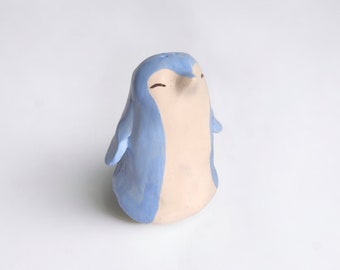 Pingüino de salero y pimentero de cerámica dañado pero aún hermoso, regalo para ella, pintado a mano, agitador de cerámica, figura linda de pingüino