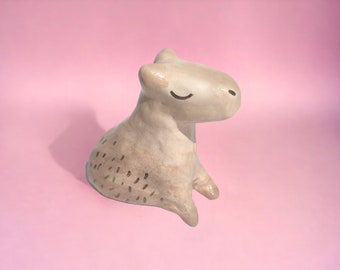 Figura de capibara de cerámica rosa, arcilla y matanza, regalo para ella, pintado a mano, cerámica, figura linda de capibara, regalo de cumpleaños, cerámica hecha a mano