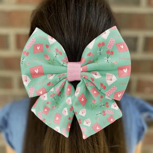 Lazo para el cabello con carta de amor romántica • Globos y rosas en forma de corazón sobre verde menta • Lazo para el cabello para niña • Lazo para el cabello para mujer • Hecho a mano