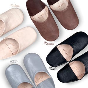 Puede incluir: Seis pares de zapatillas de cuero en beige, marr&oacute;n, gris y negro. Las zapatillas son todas del mismo estilo, con punta redonda y suela plana. El nombre de la marca "HERIMA" es visible en el interior de cada zapatilla.