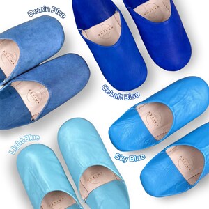 Puede incluir: Cinco pares de zapatillas de cuero en varios tonos de azul, desde azul claro hasta azul denim. Cada par est&aacute; etiquetado con el nombre del color y la marca "HERIMA".