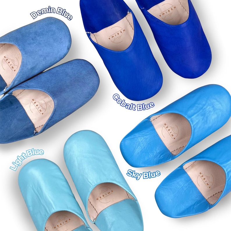 Puede incluir: Cinco pares de zapatillas de cuero en varios tonos de azul, desde azul claro hasta azul denim. Cada par est&aacute; etiquetado con el nombre del color y la marca "HERIMA".