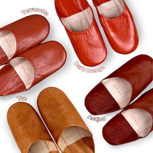 Puede incluir: Cuatro pares de zapatillas de cuero en diferentes tonos de marr&oacute;n y naranja. Los colores est&aacute;n etiquetados como "Terracota", "Naranja oscuro", "Marr&oacute;n claro" y "Acaj&uacute;".