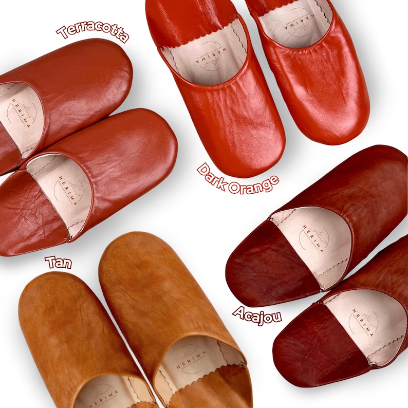 Puede incluir: Cuatro pares de zapatillas de cuero en diferentes tonos de marr&oacute;n y naranja. Los colores est&aacute;n etiquetados como "Terracota", "Naranja oscuro", "Marr&oacute;n claro" y "Acaj&uacute;".