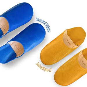 Puede incluir: Dos pares de zapatillas de cuero, un par es azul real y el otro par es amarillo mostaza. Las zapatillas est&aacute;n hechas de cuero suave y tienen un ajuste c&oacute;modo.