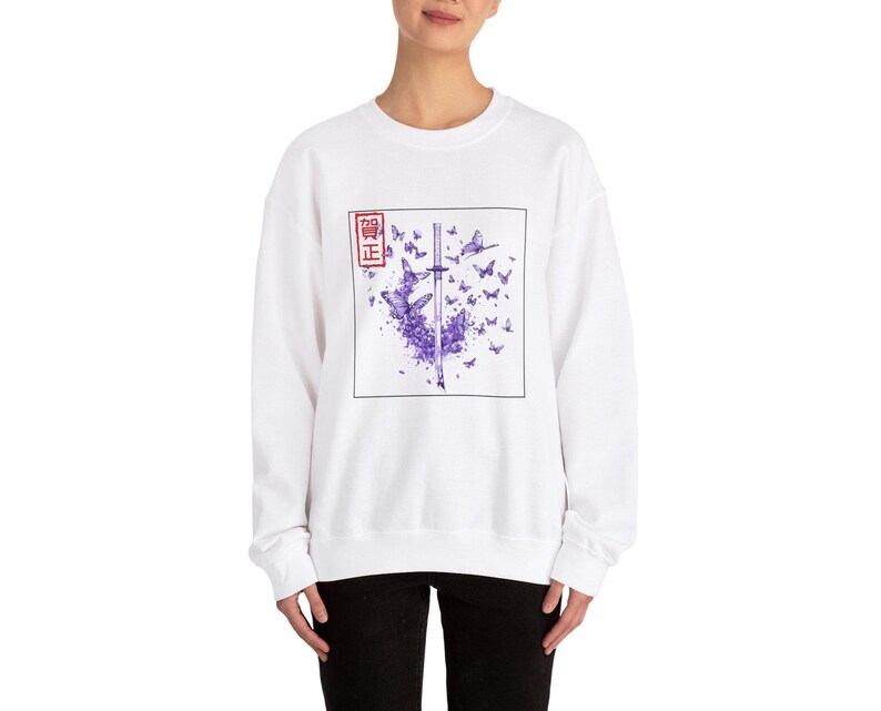 May include: White sweatshirt with a purple butterfly design and a red square with the text "真正" in Japanese characters.