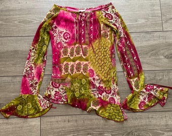 Vintage Paisley Mesh-Top mit asymmetrischem Schnitt, ausgestellten Ärmeln und transparentem Volant-Design – Größe XS