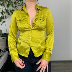 Vintage Karen Millen sidenblus med gröna ärmar och rullflikar — storlek S