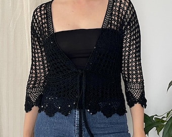Vintage-Strickjacke aus schwarzem Häkelnetz | Perlenbesetztes Top mit Bindebändern im Y2K-Stil – Größe S/M