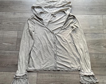 Vintage-Kapuzenstrickjacke | Top mit Rüschenärmeln und Spitzenbesatz – Größe L