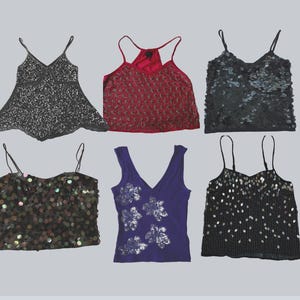 Puede incluir: Seis tops de tirantes con lentejuelas en varios colores. Los tops incluyen un top negro con lentejuelas, un top rojo con cuentas, un top negro con lentejuelas, un top marrón con lentejuelas, un top floral morado y un top negro y plateado con lentejuelas. Todos los tops tienen tirantes finos.