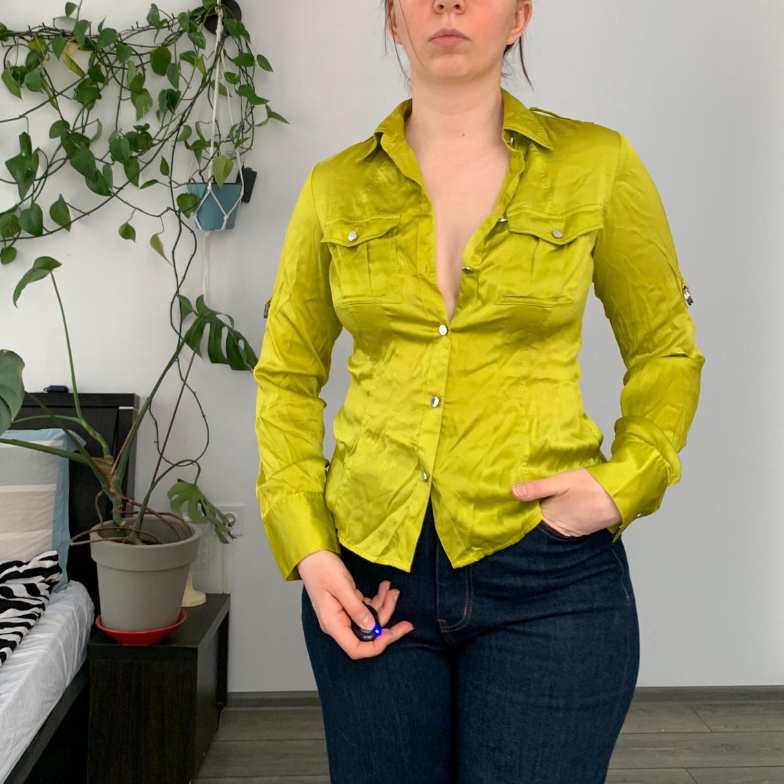 Vintage Karen Millen Silk Green Sleeve Roll Tab Blouse — S size, foto 2 di 5