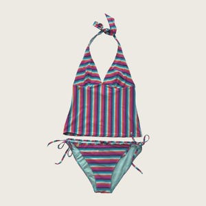 Puede incluir: Un conjunto de traje de baño de dos piezas con top halter y braguita con lazos laterales. El traje de baño presenta rayas verticales en tonos rosa, azul y morado. El top halter se ata al cuello. El traje de baño está diseñado para nadar.