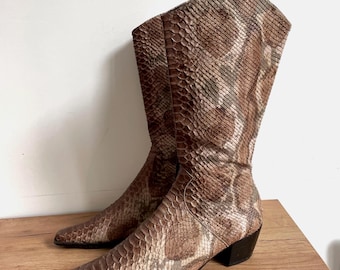 Botas de media caña de piel de serpiente vintage con punta afilada — Tallas: US 6.5–7 / UK 4 / EU 37