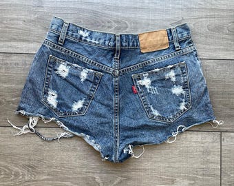 Shorts vaqueros vintage de cintura alta con corte desgastado — Talla 28