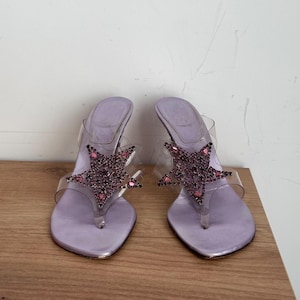 Rari sandali Stuart Weitzman con stella / Glam d&#39;archivio anni 2000 / Tacchi a spillo viola con stella di cristallo