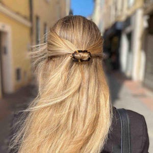 Louanne ovale haarspeld, handgemaakte haarclip in Franse stijl van celluloseacetaat, een alledaags accessoire voor fijn haar.