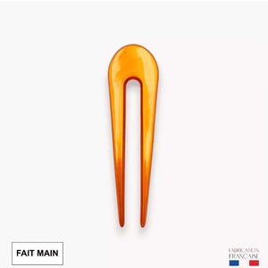 Peut inclure: Pique en plastique orange avec deux pointes. La pique est fabriquée en France.