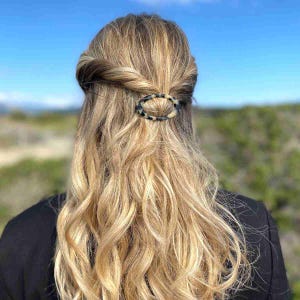 Apolline Haarspange – 6,4 cm – elegantes Haaraccessoire – handgefertigt – hergestellt in Frankreich Bild 4