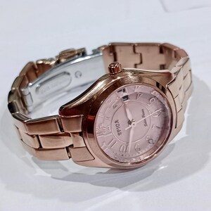 Puede incluir: Un reloj Spiga en oro rosa con una correa a juego. La esfera del reloj es de color rosa claro con n&uacute;meros romanos y las palabras "Solar Power". La correa est&aacute; hecha de eslabones rectangulares.