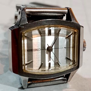 Vintage seiko Women's winding system Watch - Classic Style