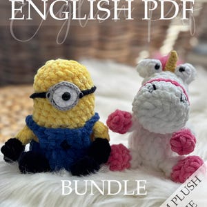 Op de afbeelding: Een haakpatroonbundel met twee pluche speelgoed: een gele minion met blauwe overalls en een witte eenhoorn met roze accenten. De tekst "Crochet Pattern ENGLISH PDF BUNDLE" is zichtbaar. Het speelgoed staat op een wit, bontachtig oppervlak.