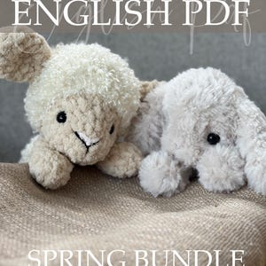 Op de afbeelding: Twee crèmekleurige gehaakte dieren, een lam en een konijn, liggen op een getextureerd oppervlak. De afbeelding bevat de tekst "Crochet Pattern ENGLISH PDF" en "SPRING BUNDLE". Het ontwerp is van Mowries.