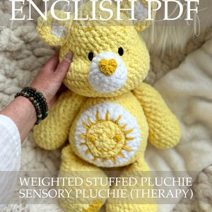 Op de afbeelding: Een gele gehaakte berenknuffel met witte accenten en een zonontwerp op de buik. De tekst "Crochet Pattern ENGLISH PDF" staat bovenaan en "WEIGHTED STUFFED PLUCHIE SENSORY PLUCHIE (THERAPY)" onderaan.