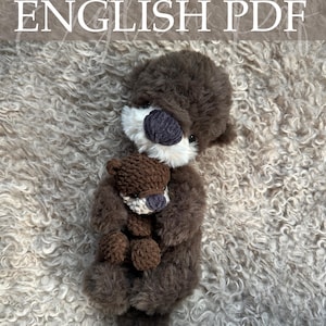 Op de afbeelding: Een set van drie keramische mokken met een gespikkelde, matte afwerking. De mokken zijn in crème, lichtgrijs en donkergrijs. Elke mok heeft een eenvoudig, minimalistisch ontwerp.