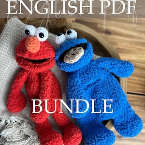 Op de afbeelding: Een rood en blauw haakpakket met twee pluche karakters. Het rode karakter heeft een grote oranje neus en witte ogen. Het blauwe karakter heeft een wijd open mond met een beige koekje. De tekst "Crochet Pattern ENGLISH PDF BUNDLE" is inbegrepen.