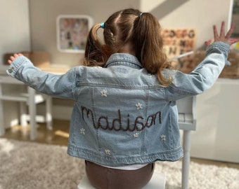 Le nom floral - veste en jean tricotée à la main brodée de fleurs personnalisées - cadeau de baby shower ou d'anniversaire d'enfant ou de Noël