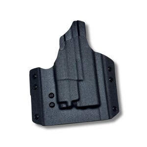 以下が含まれることがあります： 黒色の成形ポリマーホルスターで、表面はテクスチャ加工されています。 ホルスターには複数のネジポイントとベルトクリップが付いています。 デザインは銃器に合うように輪郭が描かれており、トリガーガード領域が定義されています。